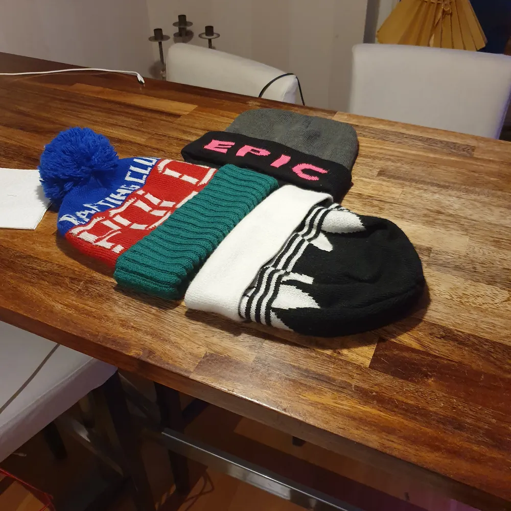 Nice and good looking designer  hats.Black from Adidas; blue from polo Ralph Louren bobble hat 150 with a word drifting club adidas och epic hats 100 All used few times. Alla till bud.all 300. Övrigt.
