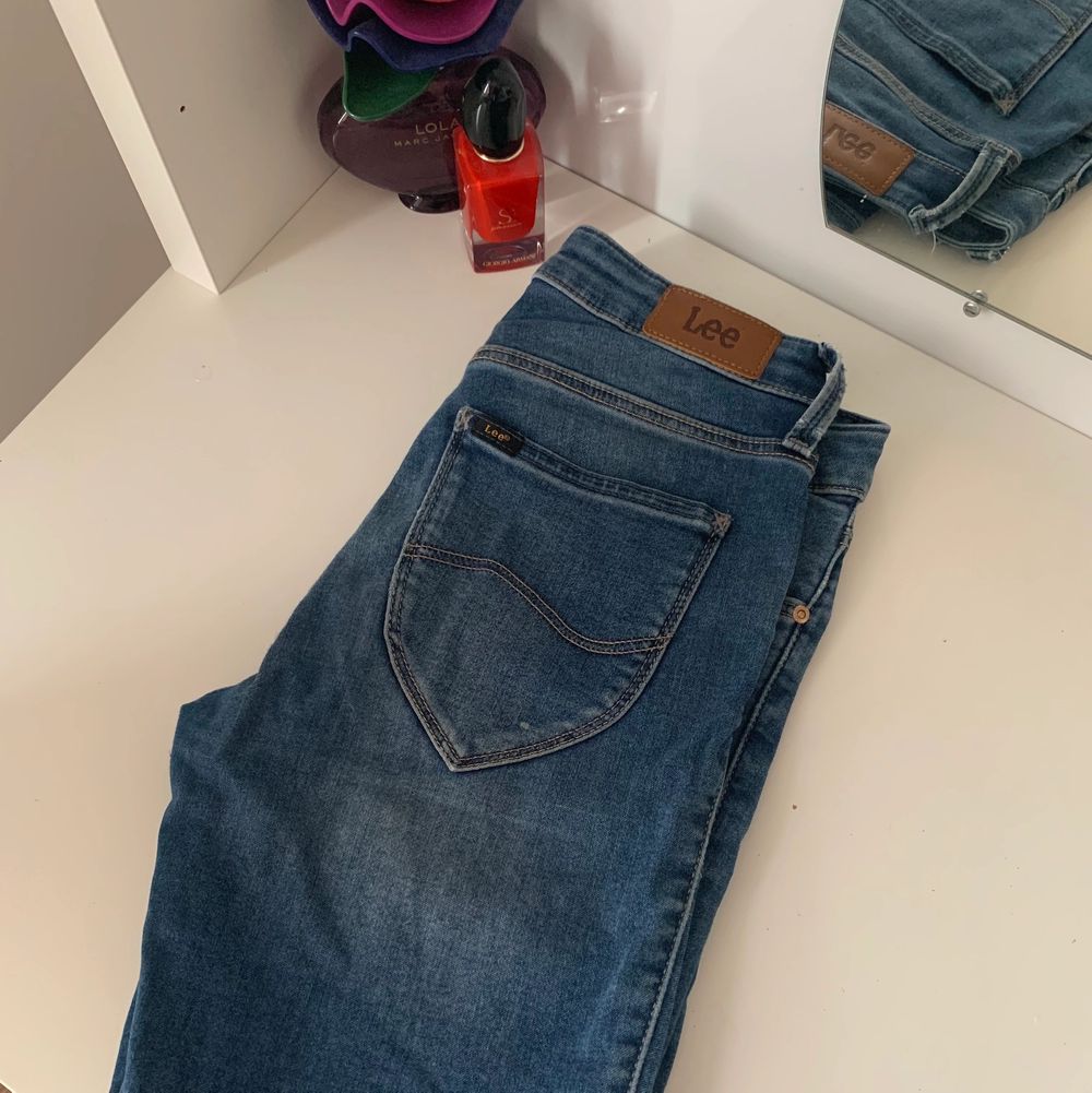 Säljer dessa helt nya Lee Jeans som jag tyvärr växte ur på bara några månader! De är använda 2-3 gånger och i superskick! Modellen skinny, normal waist. Storlek S. Kan skicka eller mötas upp. Bara att skriva om du har några frågor! 🦋. Jeans & Byxor.