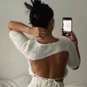 NaKd Hanna Schönberg top - Jättefin vit fluffig topp från NaKd! Knytning i ryggen, köpt gör på Plick, kommer inte till användning.