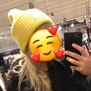 Acne Mössa Gul  - Hej! Säljer min Acne Mössa. Inköpt på Johnells. Jag tvättade den i handtvätt så den har krympt lite. Därav det låga priset. Andra bilden är så som mössan ser ut i dagsläget! Köparen står för frakt. 