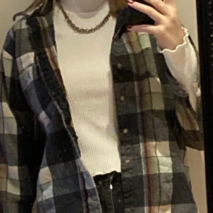 Trendig skjorta/ tunn jacka  - Skjorta från en beyond retro pop up butik. Använd ett antal gånger men i nytt skick. Säljer så jag inte använder den lika mycket längre. Frakt ingår i priset.