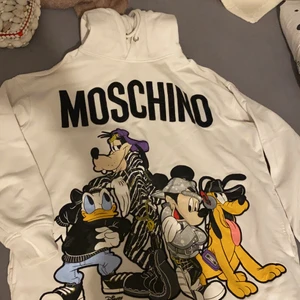 H&M x MOSCHINO Disney Hoodie - Säljer min Hoodie då jag inte använt den så ofta, Max 4 gånger. Den är lite tyngre i matrialet och är i storlek M men är väldigt oversize!