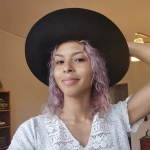 Svart hatt - Mycket fin svart hand med trendigt svart band runt om i läder imitation. Säljes pga att den är lite för stor. Pm vid frågor ❤️