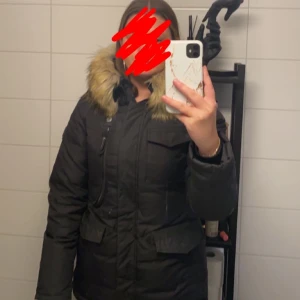 Hollies jacka (livingo) - jag säljer nu min hollies jacka. Den har använts under en vinter, inga slitningar och inte sönder den är som ny (fejkpäls) storlek 38. Köpt för 4000kr på jackan.com säljer för 2500kr priset går självklart att diskuteras. Skriv för fler bilder eller frågor. 