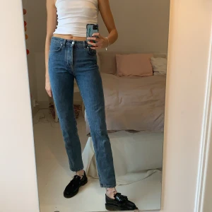 J.Lindeberg jeans - Högmidjade raka jeans från J.Lindeberg i superbra skick!💕 Perfekt blå färg och sköna🌞 Köpte för 2 år sen. Säljer pga lite för tajta, hade annars ansökt dem flitigt🥺 (jag är 180 cm) 