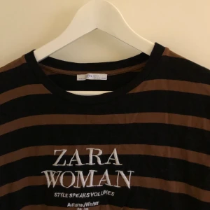T-shirt - T-shirt från Zara som är lite oversized men går inte så långt ner utan slutar vid fickorna på jeansen ungefär. Knappt använd
