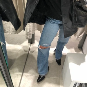 Snyggaste jeansen! - Säljer mina absoluta favvojeans då de blivit för stora för mig :( såååså snygga och helt slutsålda från Bershka. I superbra skick! Storlek 38 men passade mig som hade storlek 36-38 eller S! 