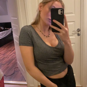 Grå/svart tröja✊🏼 - Skitsnygg V-ringad t-shirt från HM💕💕 