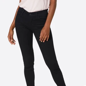 Levis jeans super skinny 710 - Säljer dessa Levis jeans i storlek 26 modell super skinny 710