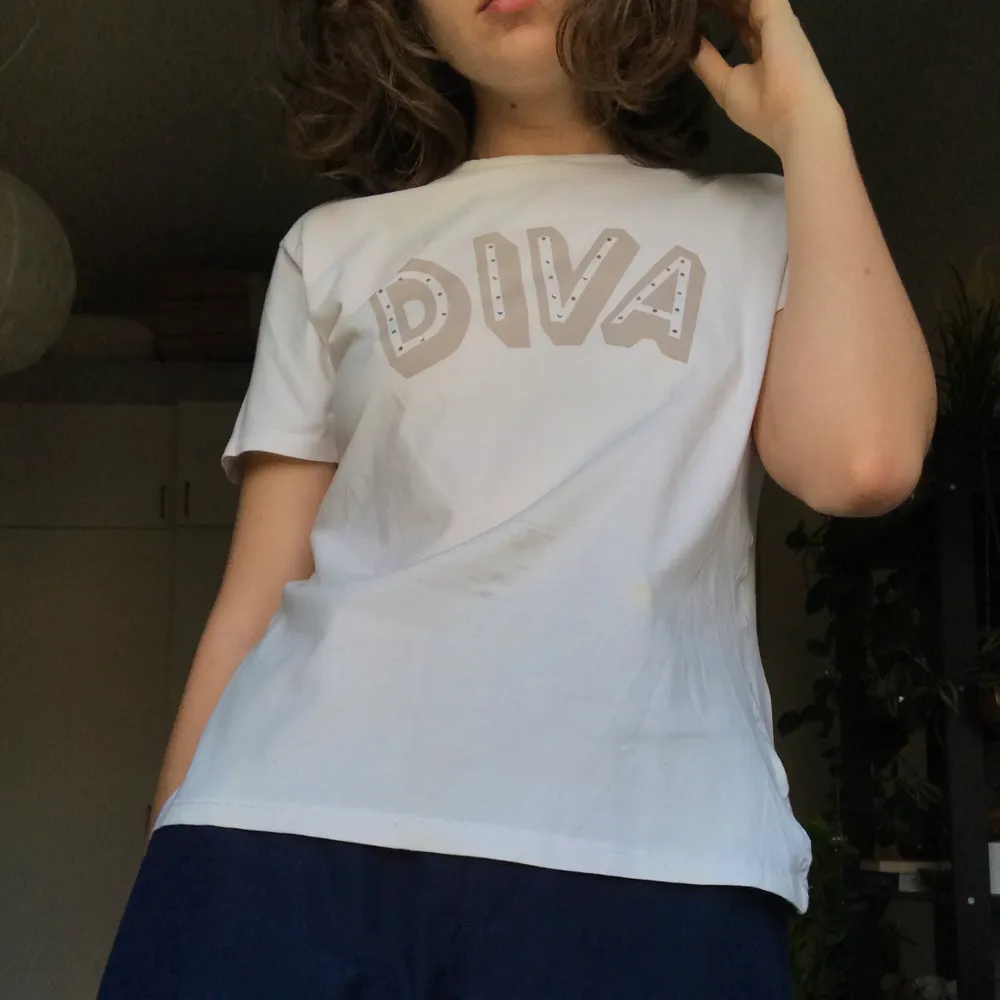 Mjuk vintage vit Diva T-shirt, står XL men mer S-L beroende på hur du vill den ska sitta. Liten fläck på framsidan men går bort i tvätt. Köparen står för frakt. Vid köp av 3 plagg bjuder jag på frakt. T-shirts.