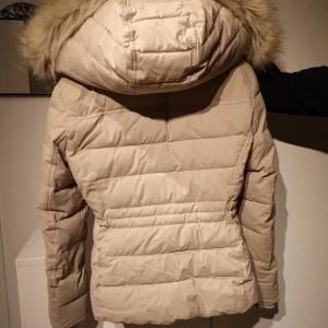 Vinterjacka Zara - Säljer en beige vinterjacka ifrån Zara storlek M i mycket gott skick. Skulle säga att den är en S/M. Pris kan diskuteras