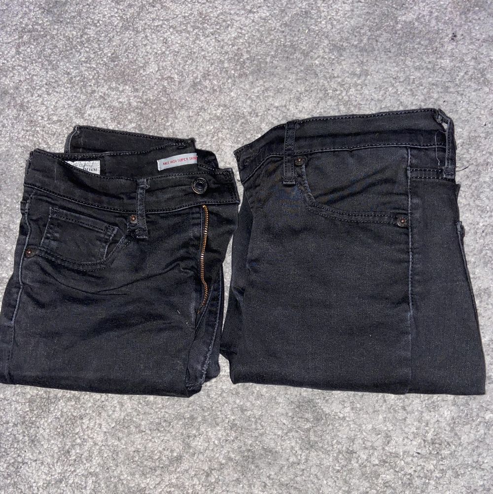 Säljer 2 st Levi’s jeans i storlek 28 (vet ej längd) då de har blivit för stora för mig. Modellen är High Rise Super Skinny. Har använt de ett par gånger. Säljer båda 2 för 500 kr inkl frakt eller 1 för 300 kr inkl frakt. Jag byter gärna också saker! Kontakta ifall du har frågor/är intresserad! :) (Nypris på ett par jeans är ca 1 000 kr). Jeans & Byxor.