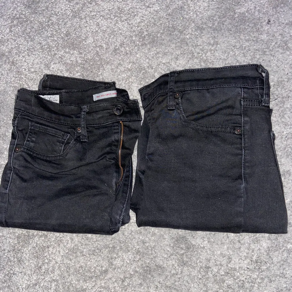 Säljer 2 st Levi’s jeans i storlek 28 (vet ej längd) då de har blivit för stora för mig. Modellen är High Rise Super Skinny. Har använt de ett par gånger. Säljer båda 2 för 300 kr inkl frakt eller 1 för 200 kr inkl frakt. Kontakta ifall du har frågor! . Jeans & Byxor.