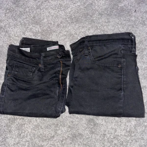 Levi’s jeans  - Säljer 2 st Levi’s jeans i storlek 28 (vet ej längd) då de har blivit för stora för mig. Modellen är High Rise Super Skinny. Har använt de ett par gånger. Säljer båda 2 för 300 kr inkl frakt eller 1 för 200 kr inkl frakt. Kontakta ifall du har frågor! 