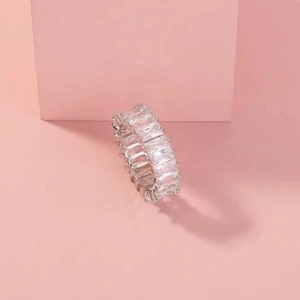 Diamant ring - Helt oanvänd ring. Silvrig med diamanter runt hela, säljer då den tyvärr var för stor för mig💕💕buda privat