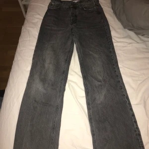 Zara jeans - Mörkgråa zara jeans, high waist. Köpta förra året och använda ca 10 ggr. Bra skick 