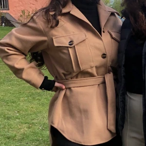 Beige jacka med knappar - Säljer min söta jacka pga av den inte riktigt passar min stil längre. Varsamt använd, helt felfri💕 Pris kan disskuteras.