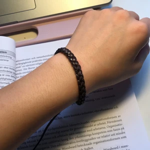 Armband - Armband i äkta brun läder. Går att knyta själv. Inga defekter. Frakt 11