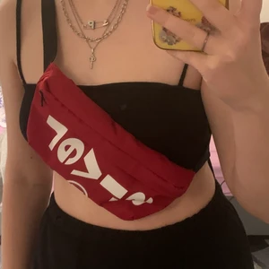 Levis midjeväska - Verkligen jättefin midjeväska från Levis som aldrig kommit till användning. Är justerbar så man kan ändra beroende på storlek eller om man vill ha den runt magen istället. Priset är 80 kr men om flera är intresserade är det högstbjudande som får. Linnet på andra bilden säljer ja oxå så gå in o checka min sida😜 