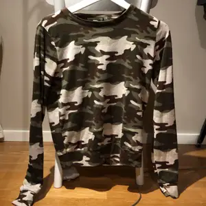 EXTREMT skön tröja med camouflagemönster i varma mysiga färger. tyget är lite smånoppigt därav priset, den perfekta tröjan för en innedag framför netflix 🥰