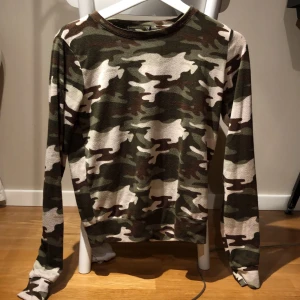 camouflagetröja - EXTREMT skön tröja med camouflagemönster i varma mysiga färger. tyget är lite smånoppigt därav priset, den perfekta tröjan för en innedag framför netflix 🥰