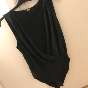 Body - En jättefin urringad body! Bra skick! 60+frakt 