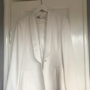 Vit kavaj  - Vit kavaj, från zara! I storlek S! Bra skick säljer för 200kr