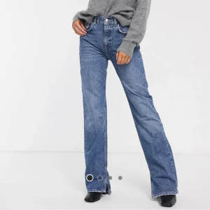 Pull and bear jeans - Jättesnygga och populära vida jeans med slit nere vid fötterna. Slutsålda och väldigt långa i benen vilket är supersnyggt! Säljs pga fel storlek, jättebra skick! Egna bilder kan fixas vid behov❤️