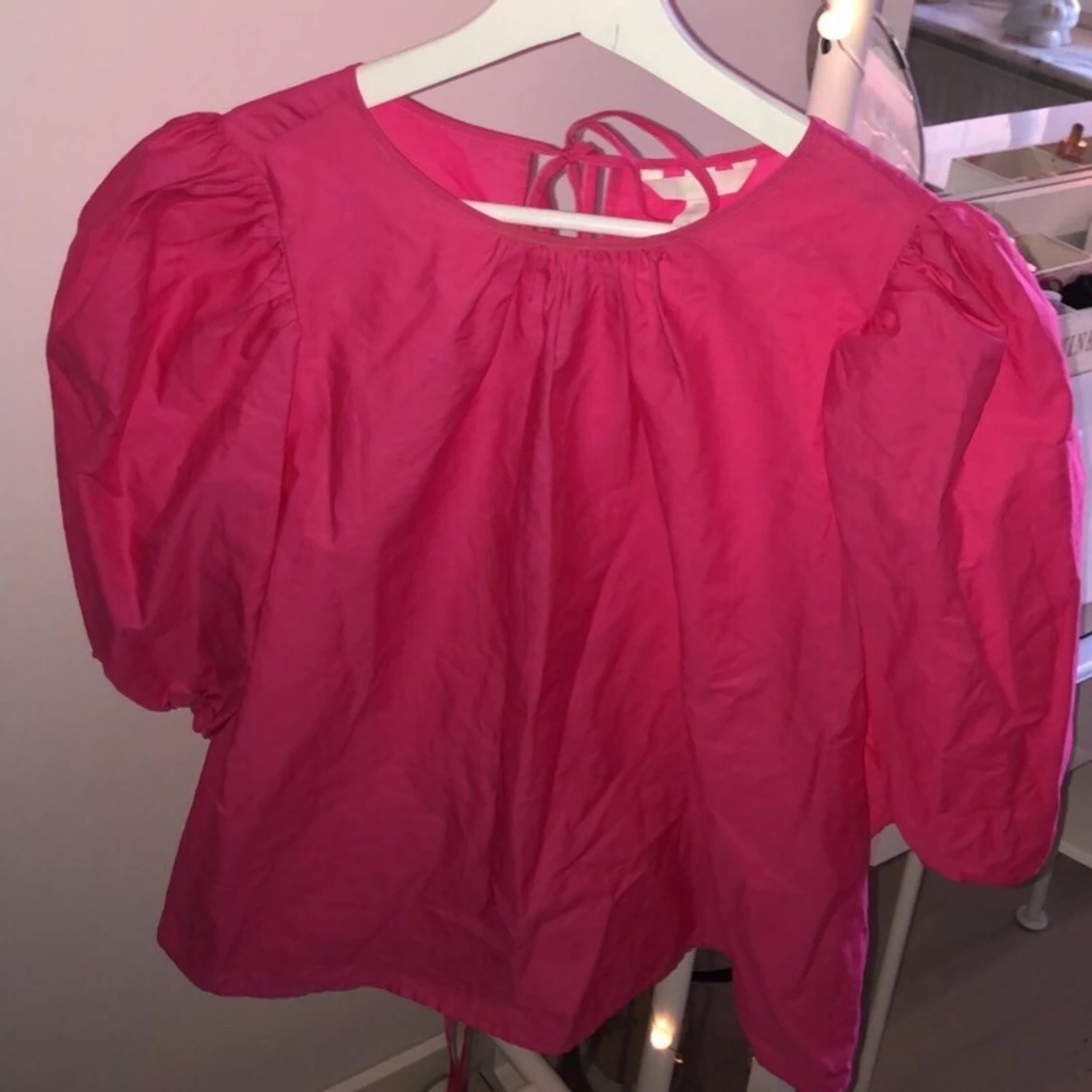 Rosa blus med knyt baktill - 90