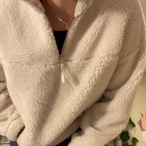 TEDDY SWEATSHIRT - Sweatshirt med fickor och krage med dragkedja.