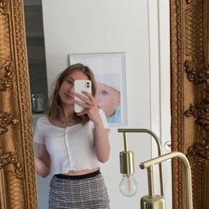 Söt topp med knappar - En vit söt topp med ett gulligt mönster och knappar!💕💕 jättebra skick💕 töjbart tyg💘