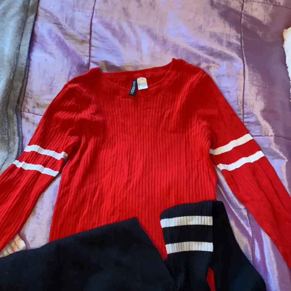 Ribbade tröjor från HM, en svart och en röd 20kr för en båda för 30kr. Storlek M men är mer som en S. Tröjor & Koftor.