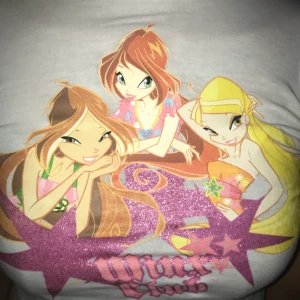 Topp i XXS - 2000s topp i XS. Inte min still längre. Magtröja som sitter bäst utan bh. Lite tajt i armarna. 