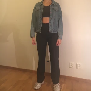 Jeans jacka - En blå jeans jacka. Har två fickor där fram. Passar storlekar S och XS.