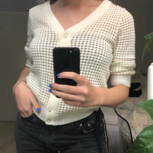 Kofta  - Jättefin kofta från zara, vit/beige och guldglittrig men pärlknappar. Den är från zara kidz storlek 13/14 år men passar bra på mig som har S💓