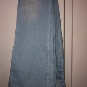 Ljusblå jeans i utsvängd modell, ej använt många gånger. Jeansstorlek 26 och köpta på Cubus. Nypris: 500 kr. Säljer för 150 men priset är prutbart:)