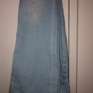 Ljusblå jeans  - Ljusblå jeans i utsvängd modell, ej använt många gånger. Jeansstorlek 26 och köpta på Cubus. Nypris: 500 kr. Säljer för 150 men priset är prutbart:)