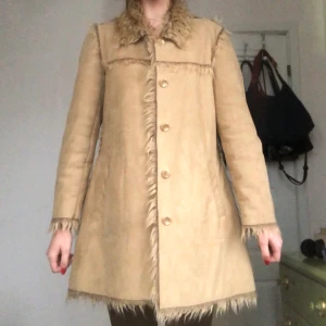 Kappa i mockaimitation  - Beige kappa i mockaimitation, supersnygg och skön! Fint skick! 💕