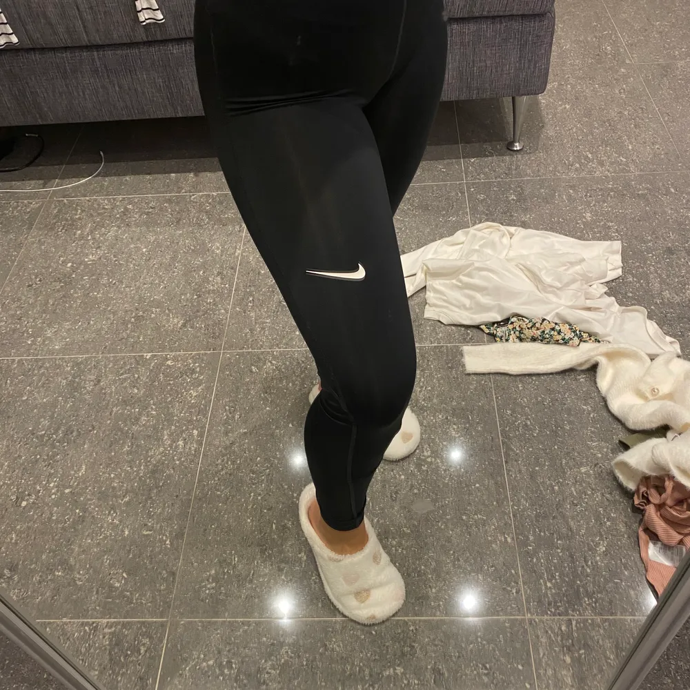 Nike tränings thigts som är använda ca 3 ggr men kommer inte till användning löngre, väldigt bra skick. Jeans & Byxor.