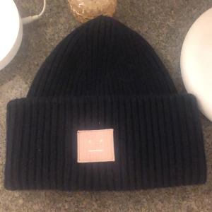 Acne mössa - Säljer min acne mössa som aldrig använts.