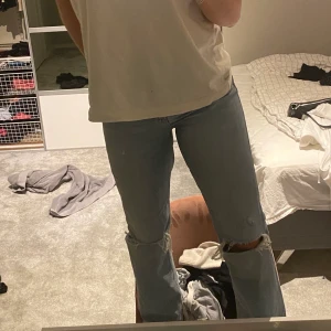 Populära jeans med hål - Säljer nu mina super snygga jeans med två hål på knäna! Knappt använda och är därmed i mycket bra skick. Storlek 38 men passar också 36, super snygga men har väldigt mycket jeans så de kommer därav inte till användning! Köparen står för frakt! 
