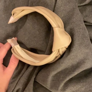 gina diadem - säljer detta snygga beiga skinn-diademet, kommer aldrig till användning, nypris 120kr😜 gratis frakt