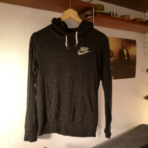 Grå hoodie från Nike  - Fint skick. Stl M. 