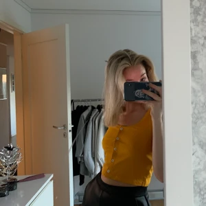 NAKD topp - Söt senapsgul ribbad topp från NAKD, aldrig använd endas provad. Knappar i mitten, storlek S 50 kr☺️