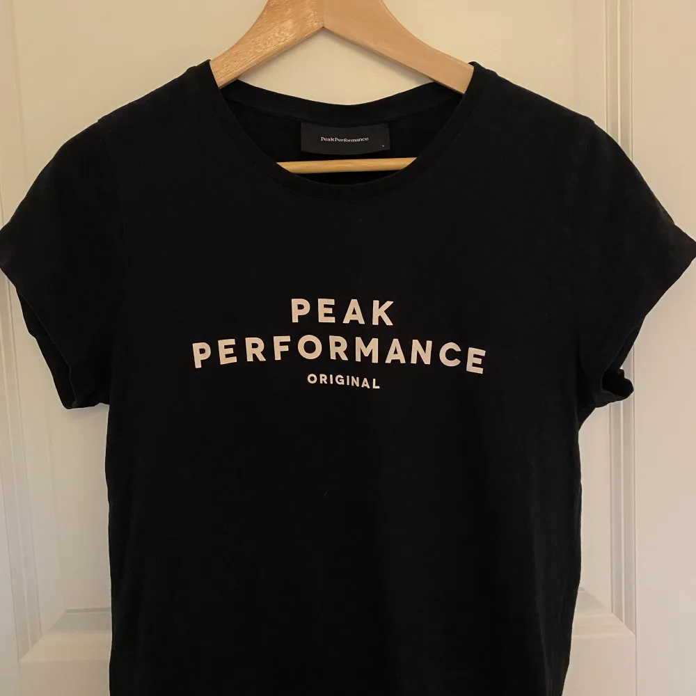 Svart peak performance T-shirt i storlek S. Säljer tröjan då den inte kommer till användning. T-shirten är sparsamt använd och har inte några fläckar på sig. Om du vill ha fler bilder eller har frågor är det bara att höra av sig till mig 🥰  (köparen står för frakten). T-shirts.