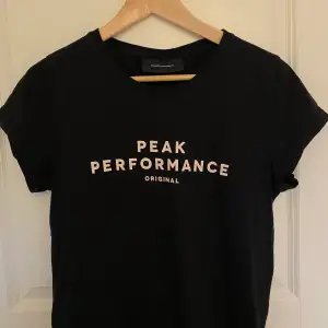 Svart peak performance T-shirt i storlek S. Säljer tröjan då den inte kommer till användning. T-shirten är sparsamt använd och har inte några fläckar på sig. Om du vill ha fler bilder eller har frågor är det bara att höra av sig till mig 🥰  (köparen står för frakten)
