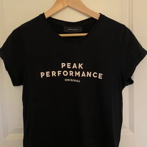 Peak performance T-shirt  - Svart peak performance T-shirt i storlek S. Säljer tröjan då den inte kommer till användning. T-shirten är sparsamt använd och har inte några fläckar på sig. Om du vill ha fler bilder eller har frågor är det bara att höra av sig till mig 🥰  (köparen står för frakten)