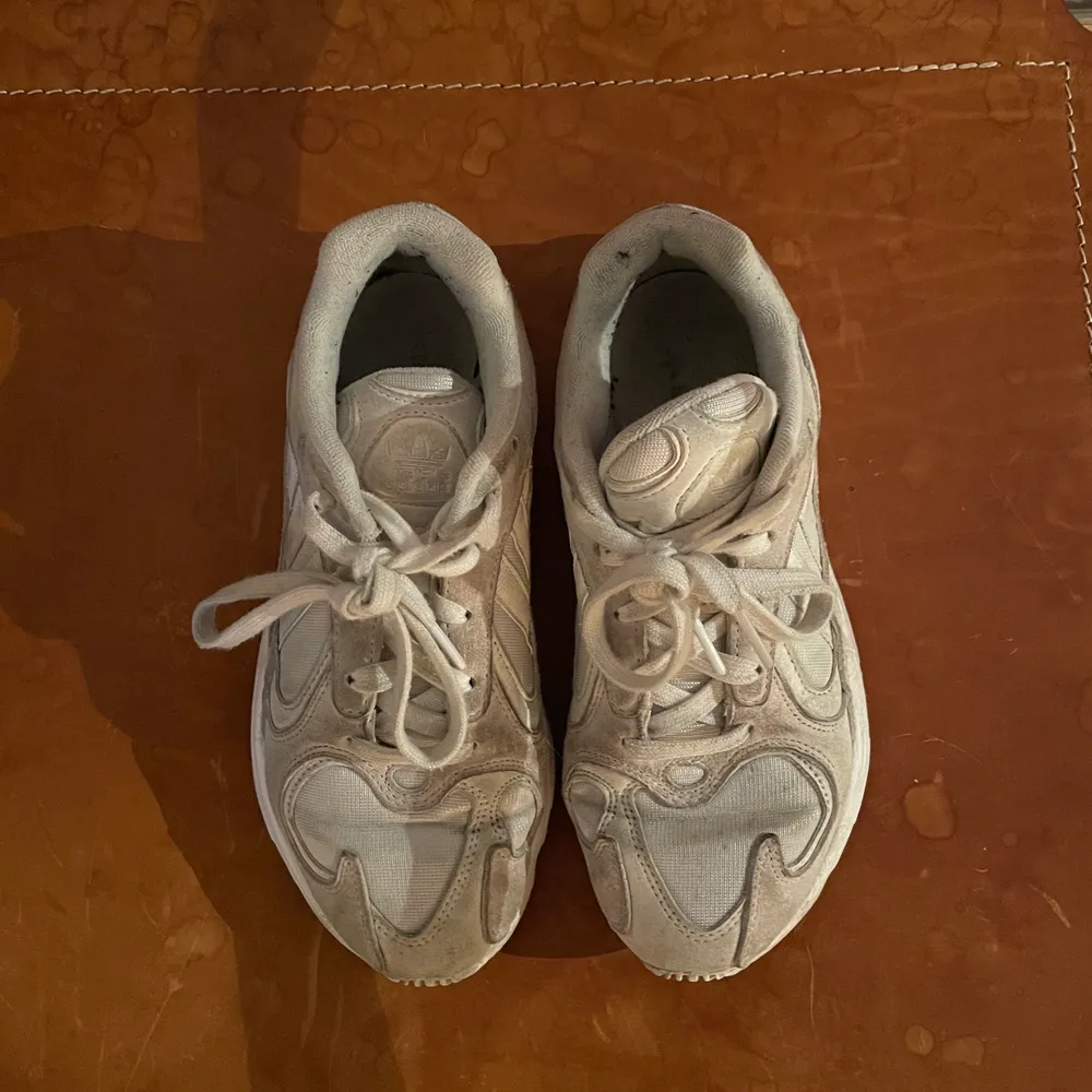 Vita sneakers Adidas Yung-1, storlek 38. Använda en hel del och är smutsiga, men går nog att tvätta dom renare!. Skor.