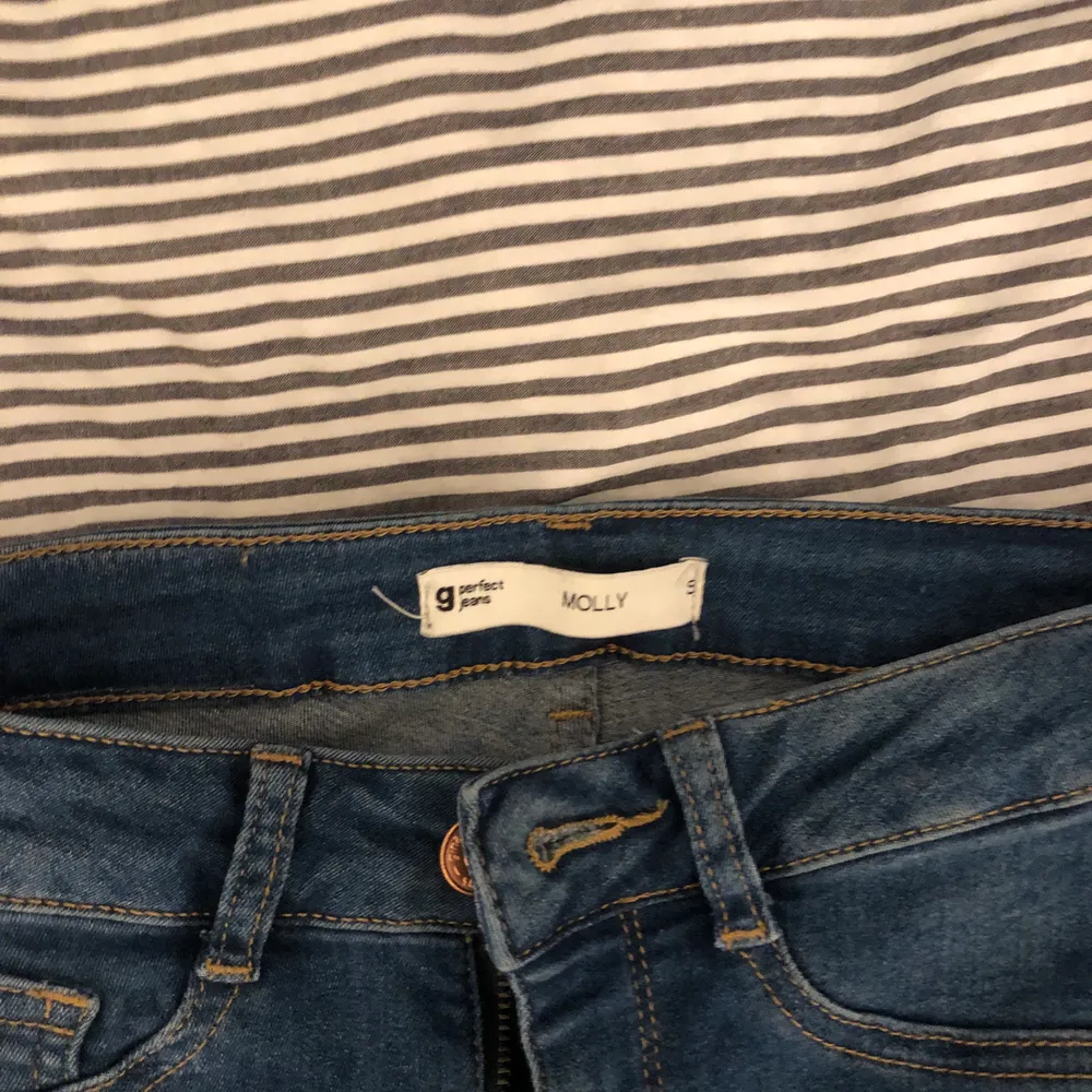 Säljer ett par högmidjade håliga jeans endast använda ett fåtal gånger. De är från Gina Tricot o modellen Molly, storlek S. Köparen står för frakten!. Jeans & Byxor.