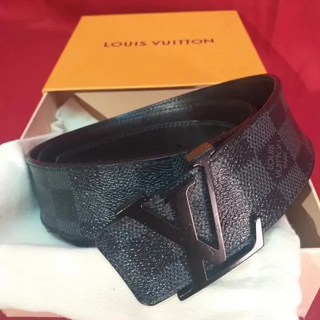 Köpt i Louis Vuitton affär i Madrid den 8e januari 2019. Box, äktesbevis och kvitto medföljer. Accessoarer.